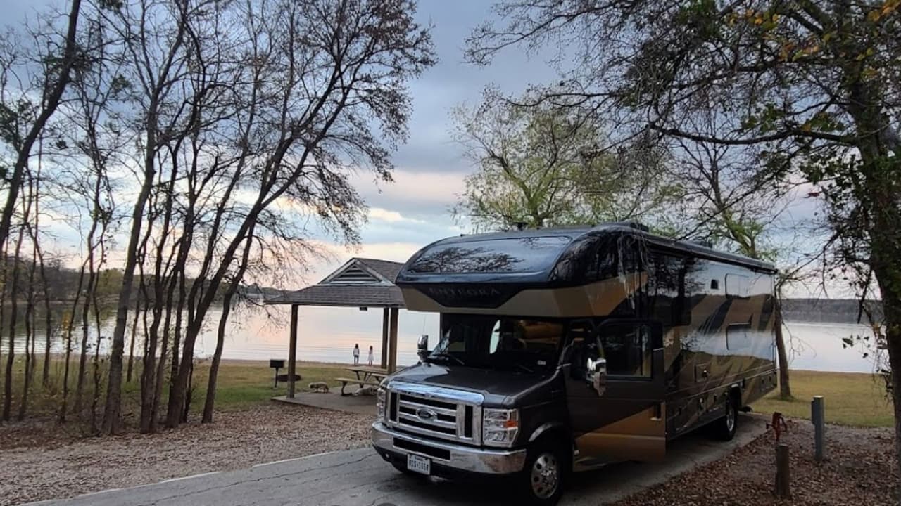 Loyd Park es una zona de descanso en
<b> Joe Pool Lake</b>, cerca de Mansfield, donde puedes también llevar tu casa rodante o hacer un día de campo bajo una palapa.