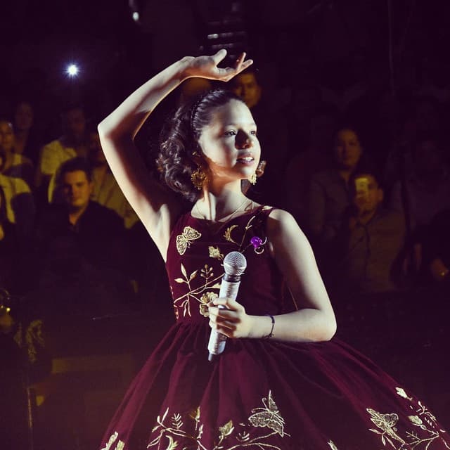 Así es como Angela Aguilar también se convierte en partícipe de promover la cultura mexicana durante sus presentaciones.