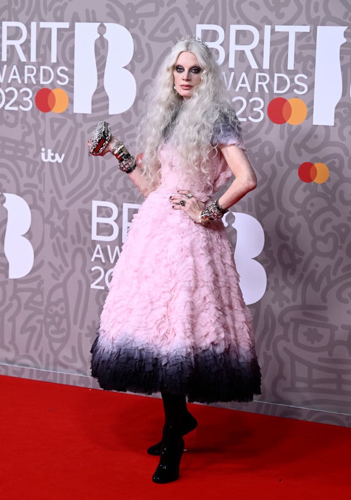 La modelo 
<b>Kristen McMenamy</b> llegó a los Brit Awards usando un vestido rosa con olanes y una tiara de princesa.