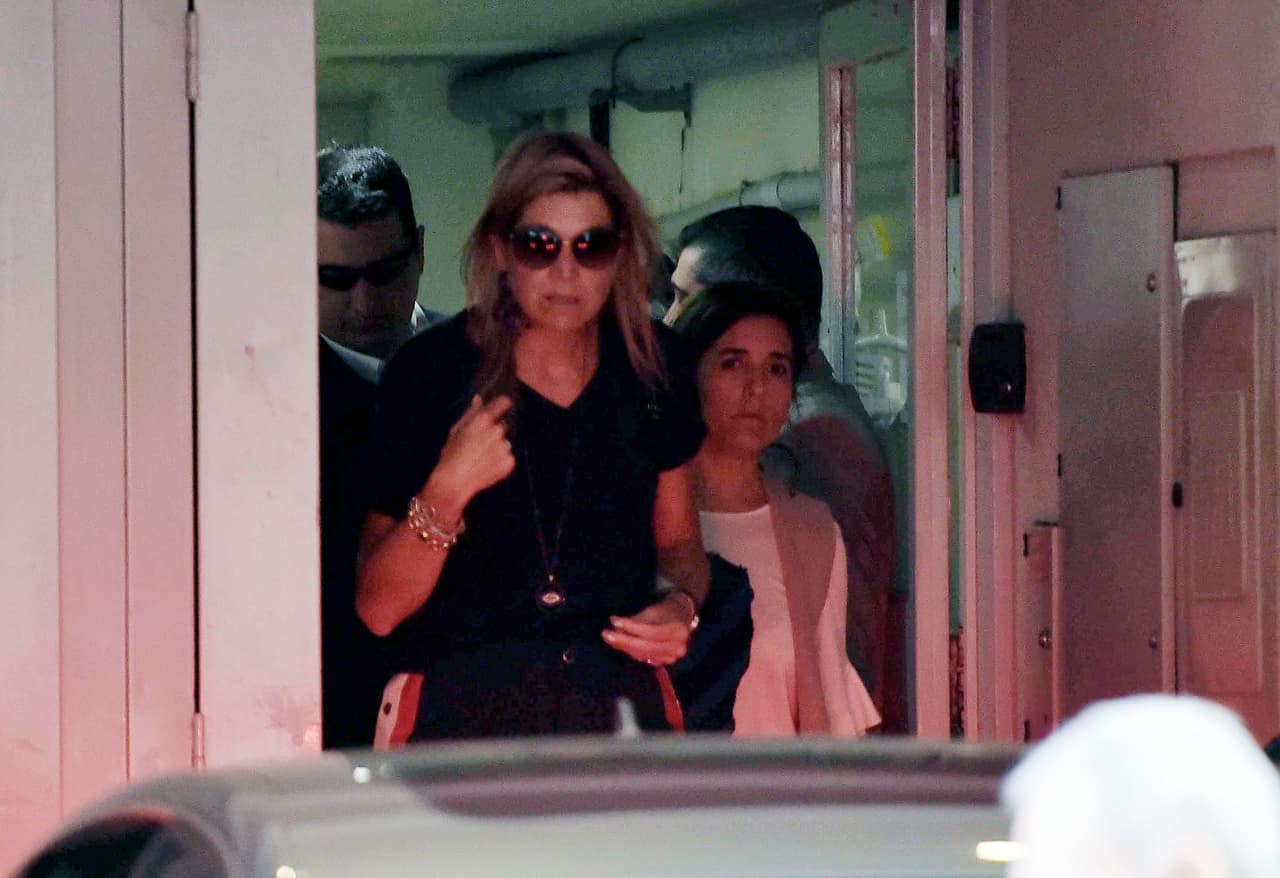 La expresión de la reina Máxima, al salir de la clínica, gritaba la enorme tristeza que la arropaba.