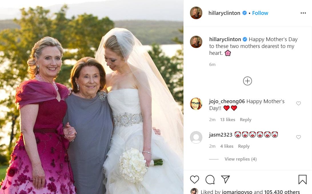 La ex primera dama estadounidense, 
<b><a href="https://www.univision.com/temas/hillary-clinton" target="_blank">Hillary Clinton</a></b>, celebró de esta manera con 
<b><a href="https://www.instagram.com/p/CAAo9PoJaId/" target="_blank">una imagen</a></b> en la que aparece con su madre, Dorothy Howell Rodham, durante la boda de Chelsey, la única hija que procreó con Bill Clinton. "Feliz Día de la Madre a estas dos mamás más queridas para mi corazón".
<br>