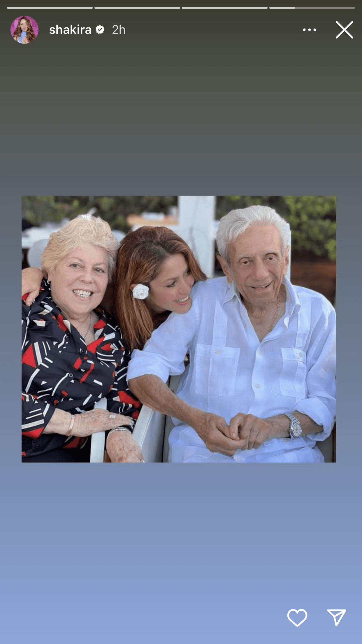 Shakira compartió con sus seguidores un par de fotos en las que está con el hombre y la mujer que le dieron la vida, doña Nidia del Carmen Ripoll Torrado. 
<br>
