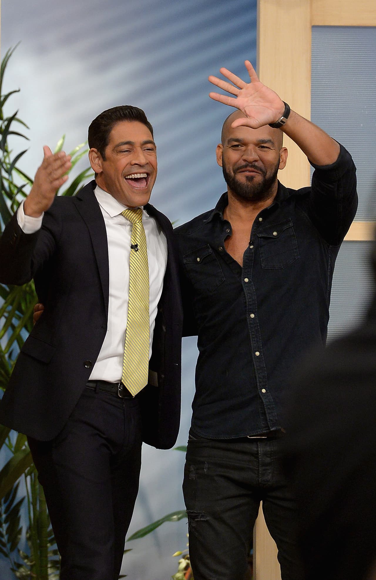 Como buen anfitrión, le dio un tour rapidito del nuevo set.