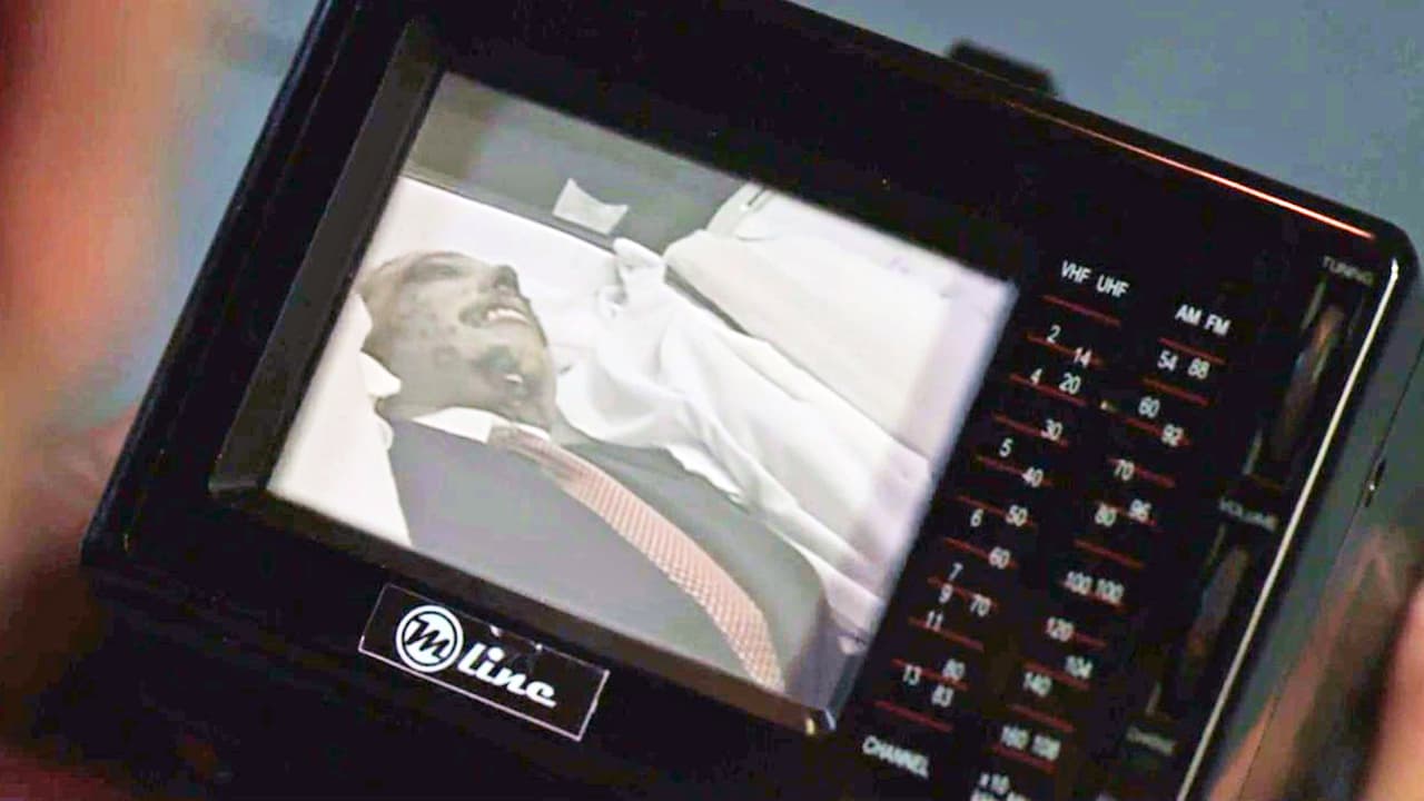 While watching the news on a small television he has in his cell in Puente Grande, Joaquin Guzman finds out that 'Amado' is dead, and celebrates thinking that “pieces will be moved in his favor”.