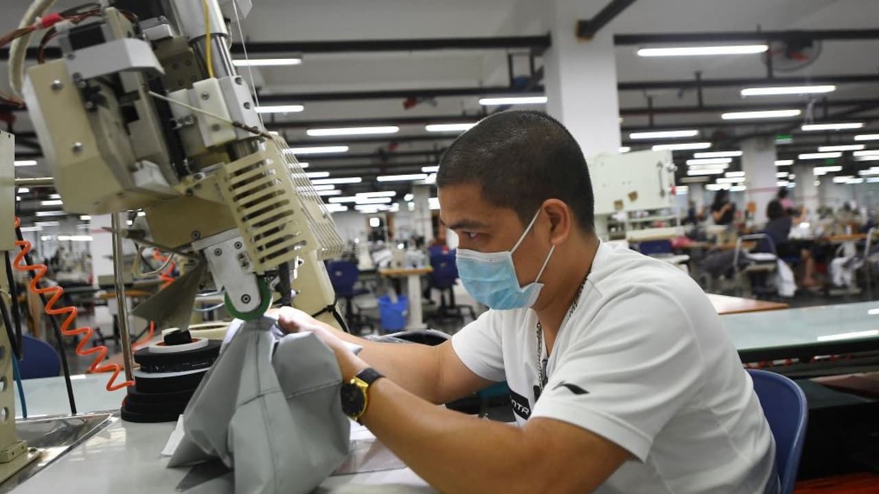 Gavin Newsom firma nueva ley con la que busca proteger a todos los trabajadores de la confección