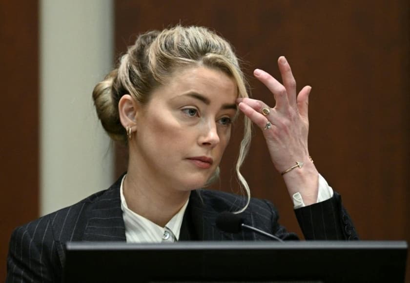 También hubo famosos que mostraron su
<b> apoyo a Amber Heard</b>, como la comediante 
<b>Amy Schumer </b>quien externó su sentir con una frase de la activista y feminista Gloria Steinem.