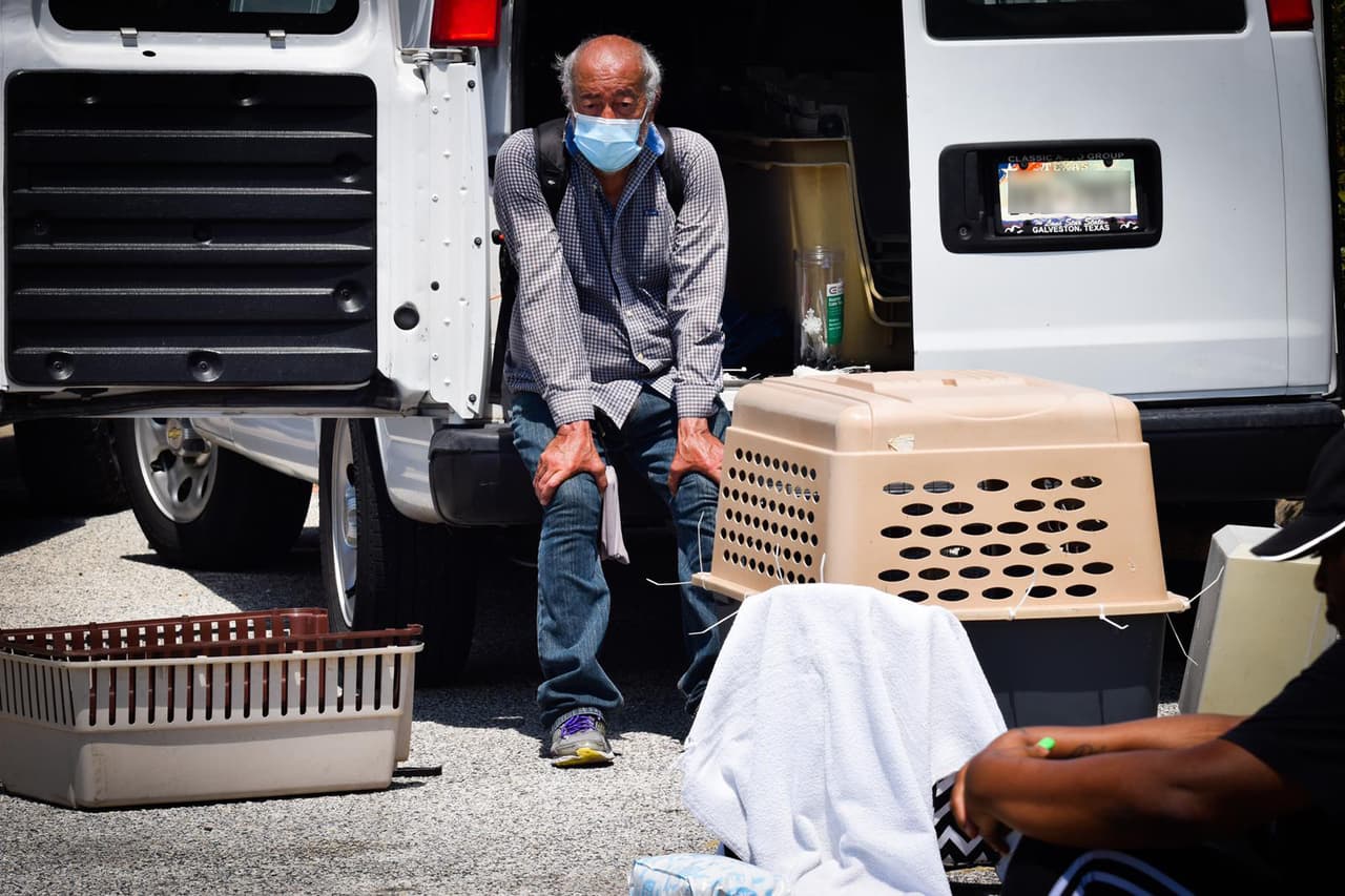 Brown hizo un llamado a la comunidad para evacuar con sus familias y mascotas.