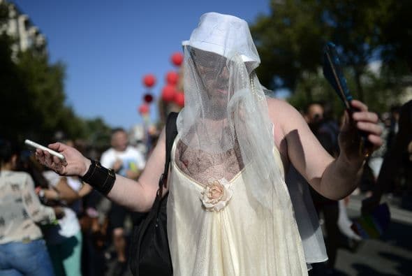 Con la organización de diferentes actividades culturales.