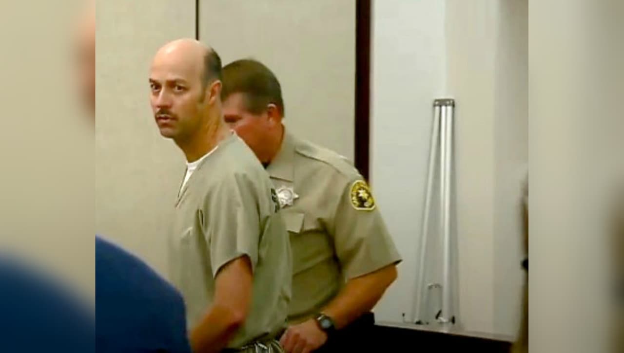 El pasado 19 de abril, Esteban Loaiza comenzó a cumplir su sentencia en la Prisión Metropolitana de San Diego, California. Allí no solo vivirá su primera Navidad tras las rejas, sino que también celebrará
<b><a href="https://www.univision.com/famosos/esteban-loaiza-pasa-en-la-playa-su-ultimo-dia-en-libertad-antes-de-cumplir-tres-anos-de-condena">su cumpleaños 48, el próximo 31 de diciembre</a></b>.