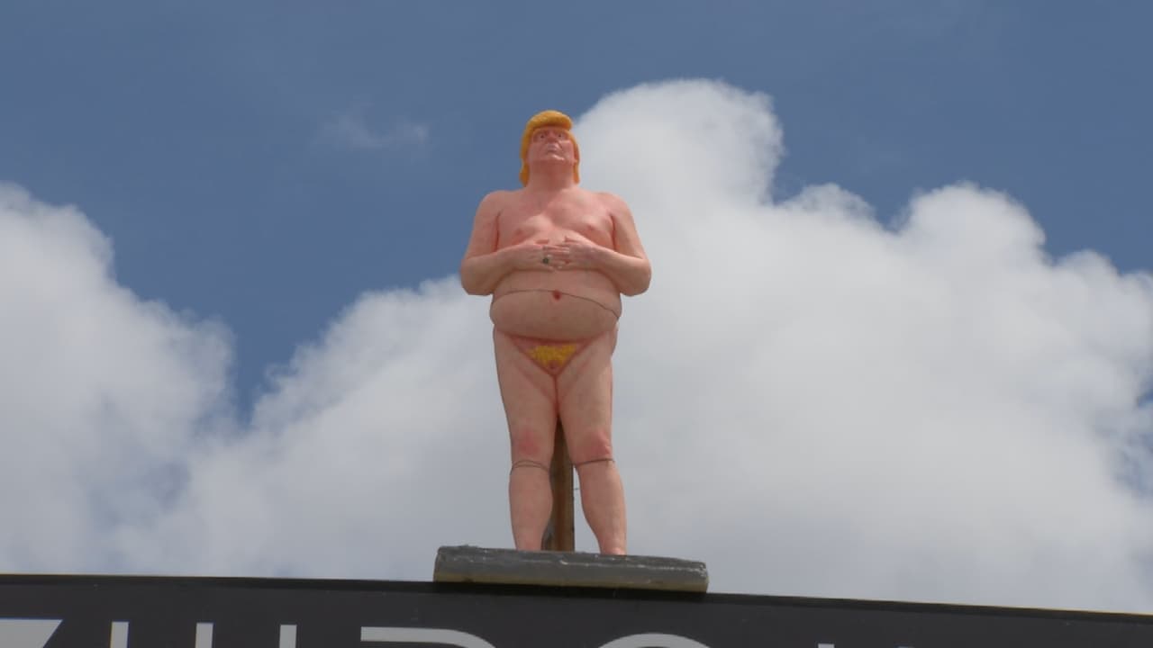 Estatua desnuda de Trump no dura un día en valla publicitaria en Wynwood