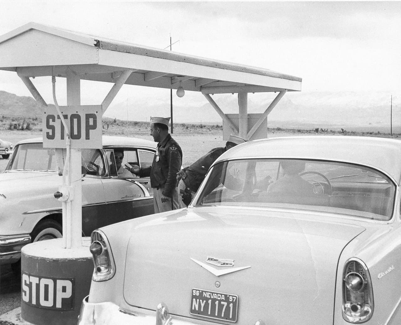 Una de las entradas de vehículos del área de pruebas en Nevada. El personal de seguridad revisaba los carros que entraban y salían del lugar.