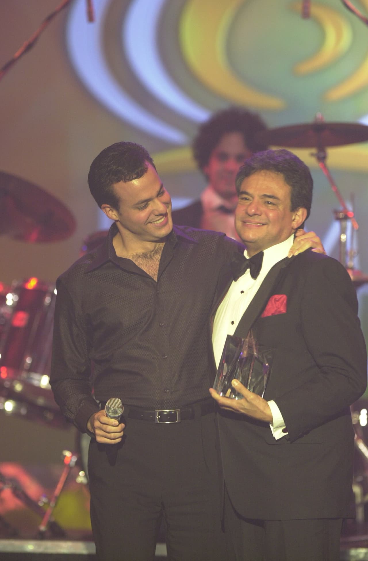 El inicio de su carrera fue en 1963 en unl trío musical con su primo Francisco y su amigo Alfredo, tenía entonces quince años. Dos años después, consiguió hacer una grabación discográfica profesional. El talentoso mexicano tenía entonces casi cuarenta años cantando.