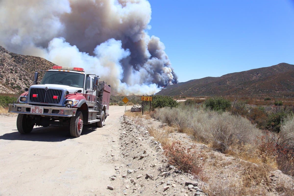 Dos bomberos resultaron con lesiones leves en las primeras horas del combate.