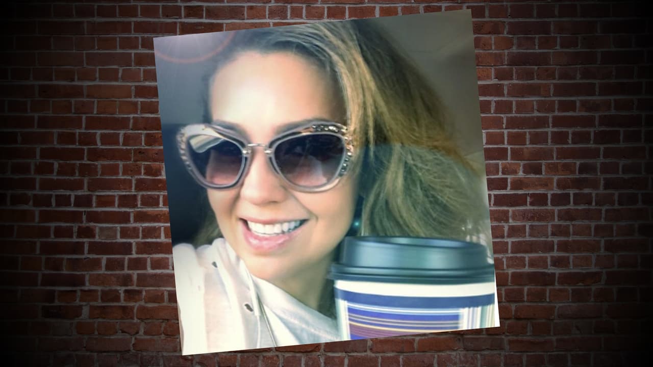 Ya sea en el auto, con su mejor amiga Lili Estefan o con su esposo Tommy Mottola, Thalis no puede estar sin lentes de sol. Y es que la cantante y actriz tiene una colección muy particular de gafas y aquí te mostramos algunas de ellas. ¿Cuál es tu favorito?