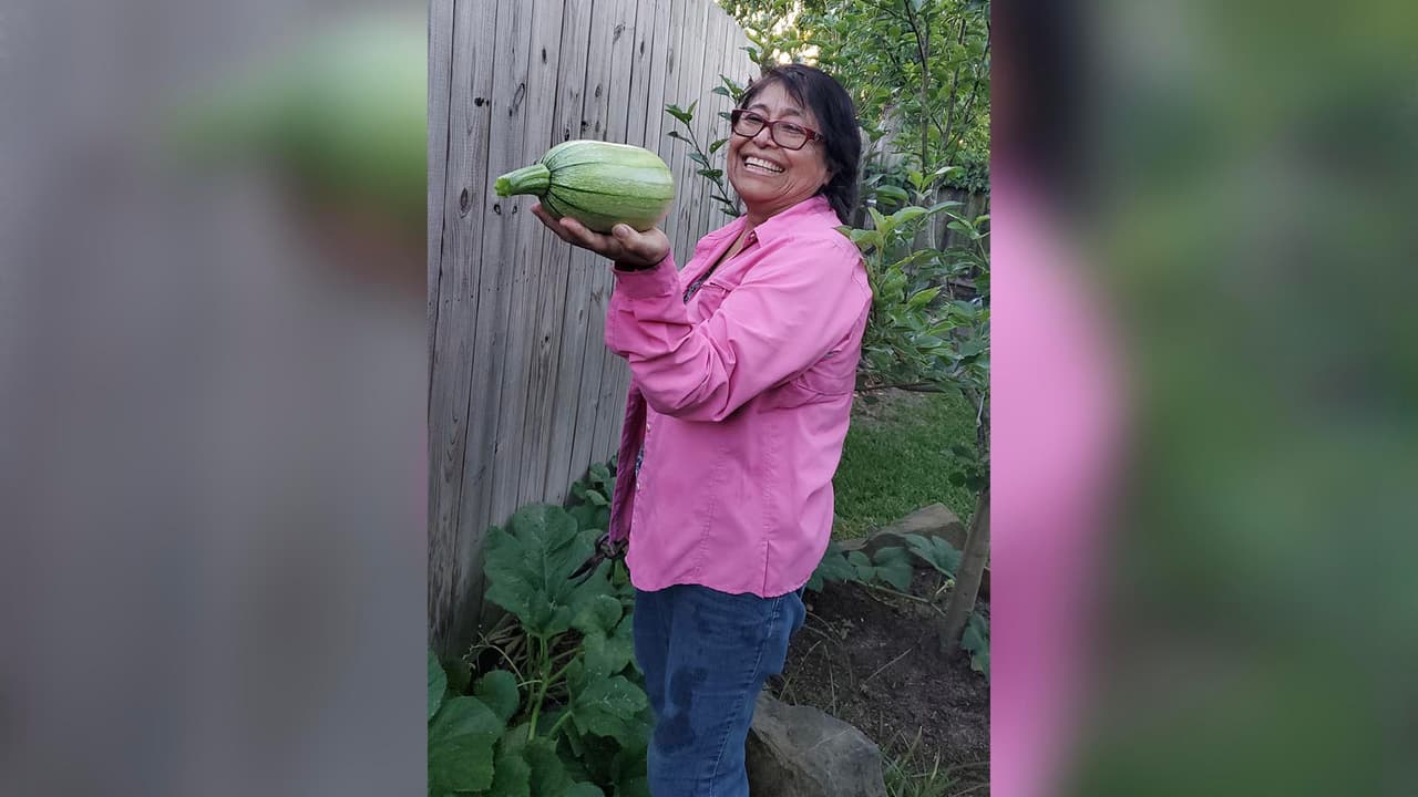 Mariana cultiva calabazas en su hogar.
