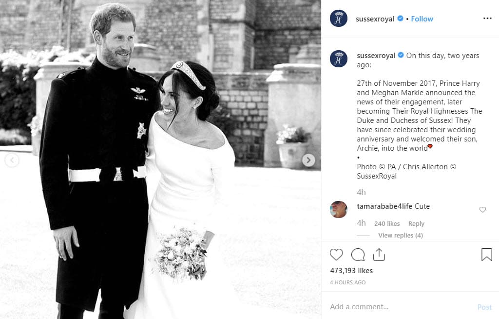 <b><a href="https://www.univision.com/estilo-de-vida/bodas/revive-la-boda-del-principe-harry-y-meghan-markle-asi-te-la-contamos">La segunda foto que aparece es inédita</a></b>, pertenece al día de su boda y en ella vemos a la pareja relajada, incluso, se nota que Meghan está en medio de una carcajada.
<br>