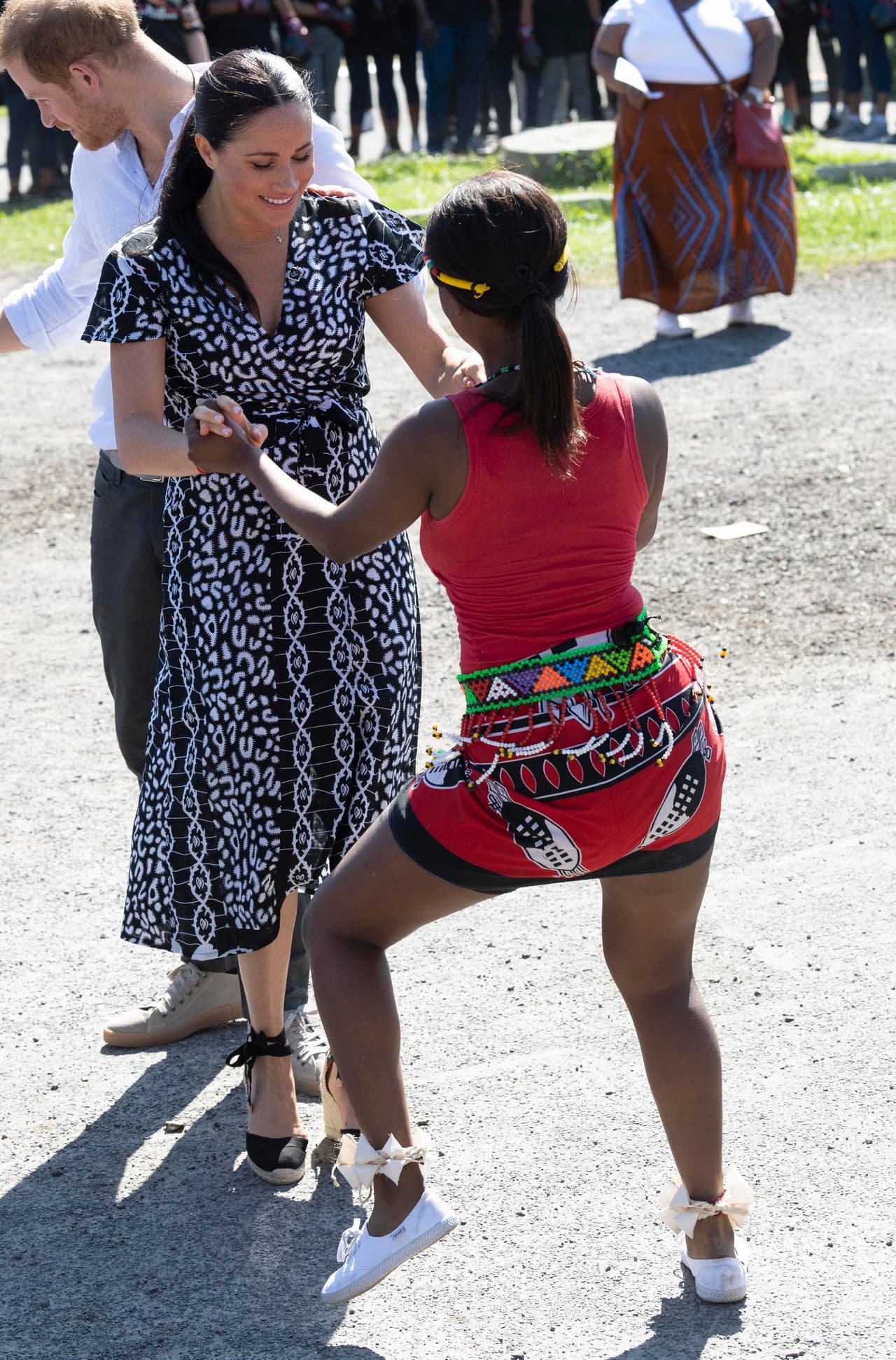 Para amenizar el evento, se contó con la participación de diversos músicos y bailarines. En algún momento, la duquesa 
<b><a href="https://www.univision.com/entretenimiento/unos-mosquitos-bailando-hicieron-reir-a-carcajadas-a-meghan-markle-y-al-principe-harry-video" target="_blank">mostró sus mejores pasos de baile</a></b>.