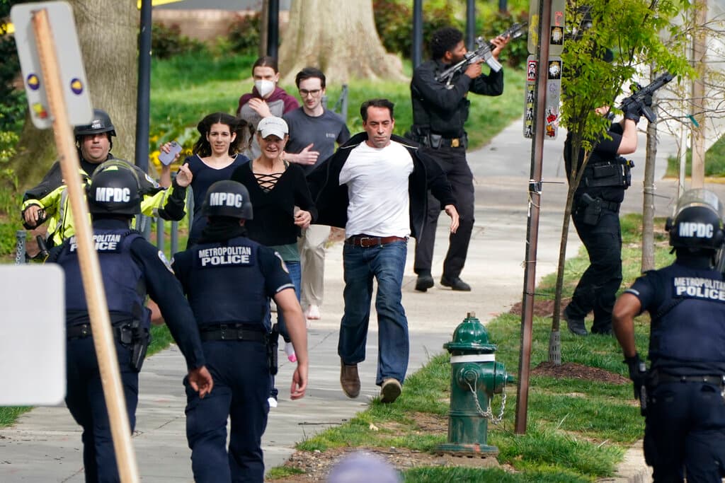 Las personas fueron resguardadas de manera segura y rápida por la Policía.