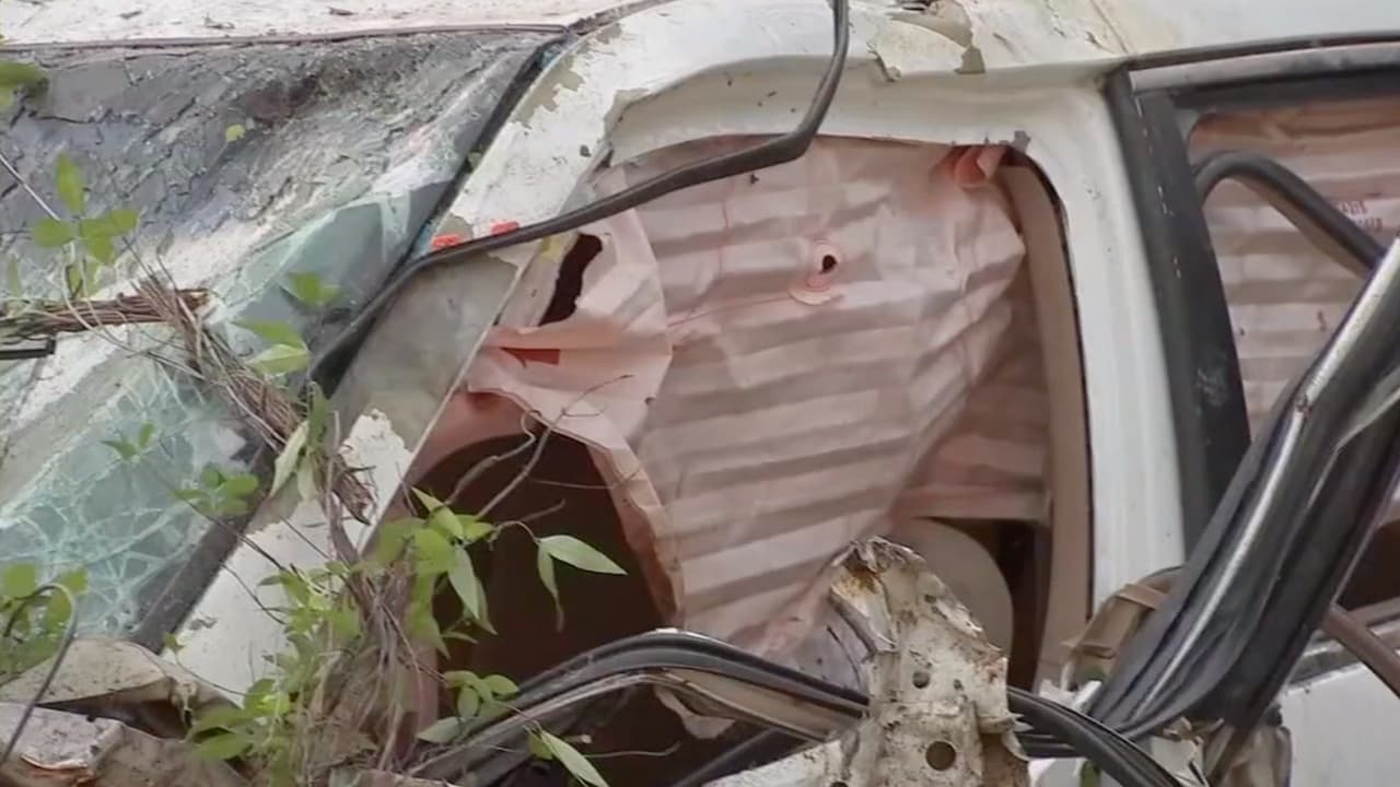 El auto de José Velásquez quedó retorcido y volcado tras el impacto. Estaba cubierto de ramas cuando los rescatistas lo hallaron.