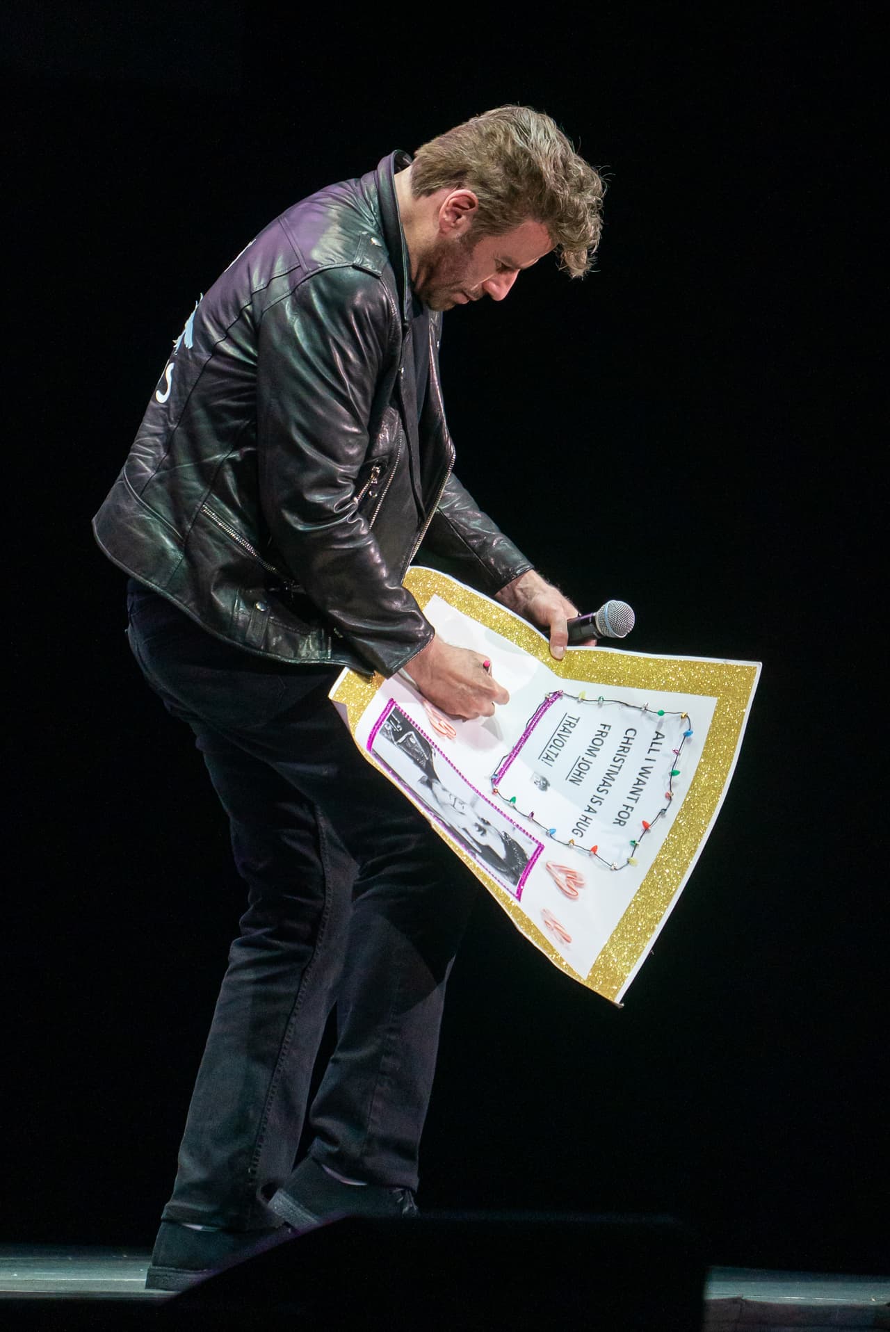 El actor le estampó su firma a este afiche que le llevó un fan, explicando lo único que quería de regalo en Navidad.