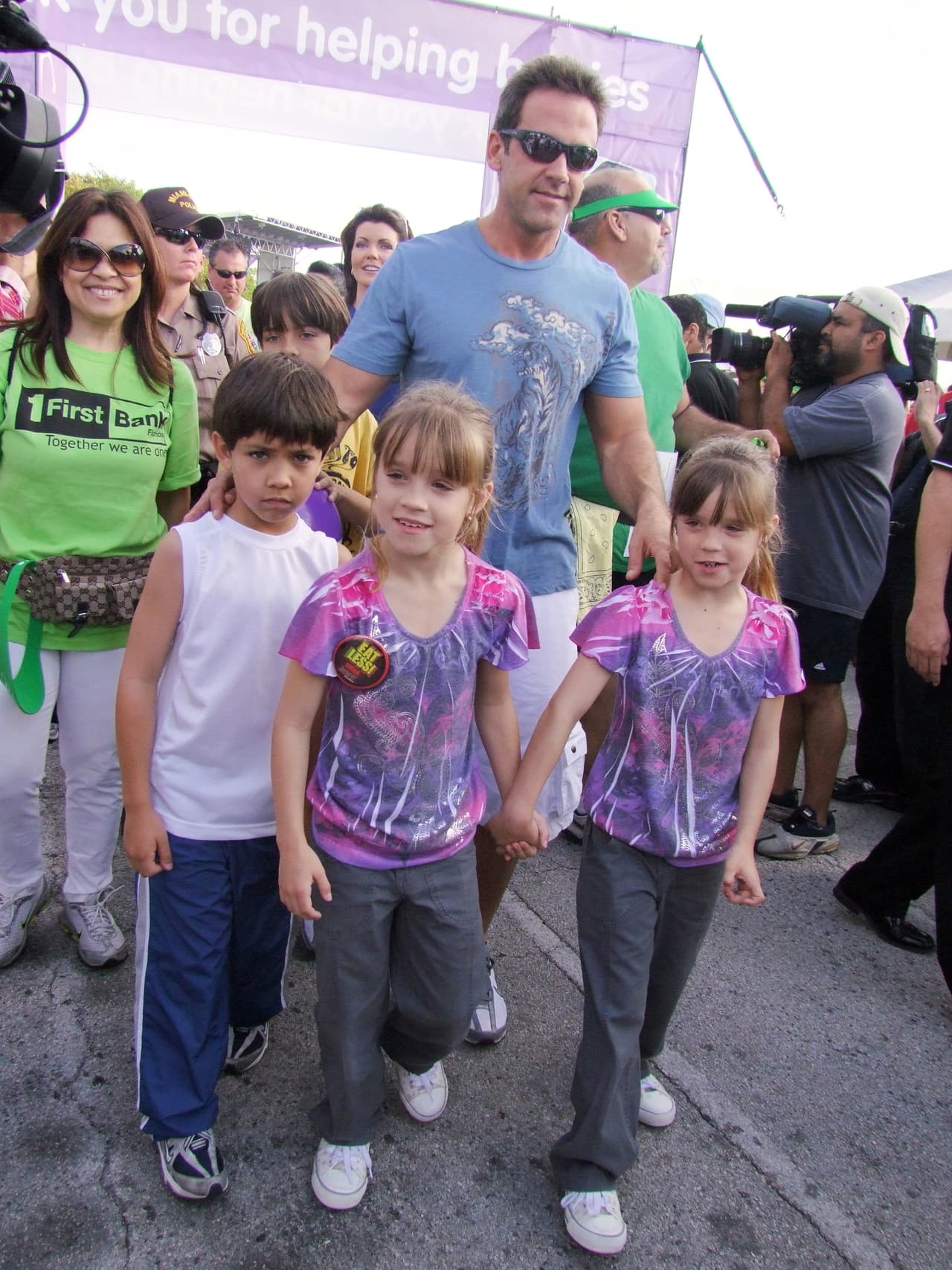 Las gemelas llegaron a completar la familia, pues el galán de telenovela ya tenia dos hijos: Giancarlo y Sebastián, quienes ahora tienen 19 y 17 años, respectivamente.