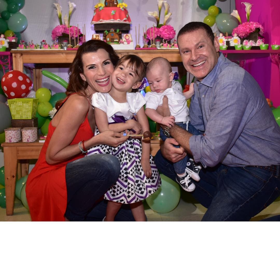 La familia de Alan creció en los últimos años y ahora disfruta de sus niños pequeños, pero también de sus tres hijos adolescentes, Hannah, Nicole y Alex.