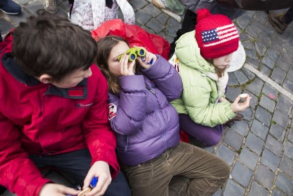 A medida que avanzaba la mañana, las nubes que se acercaban amenazantes a la plaza de San Pedro eran cada vez más y los fieles no podían evitar lanzar furtivas miradas al cielo con la esperanza de que la lluvia no aguase la ceremonia.