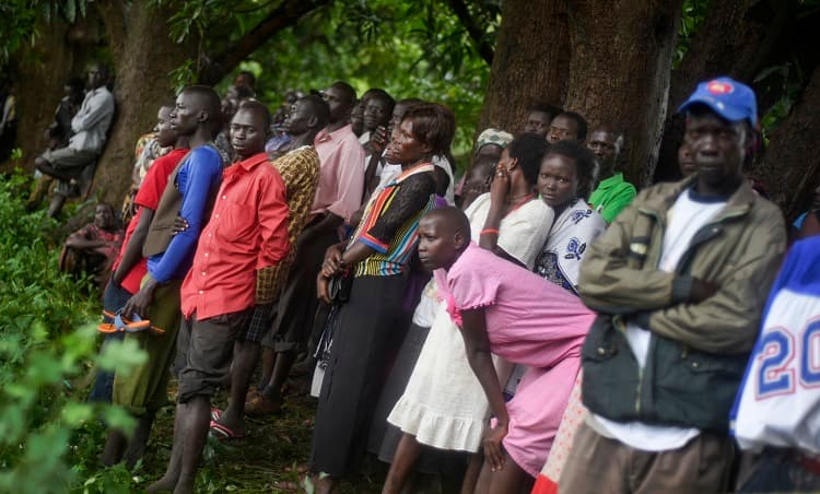 Habitantes de la zona observan los restos del avión.