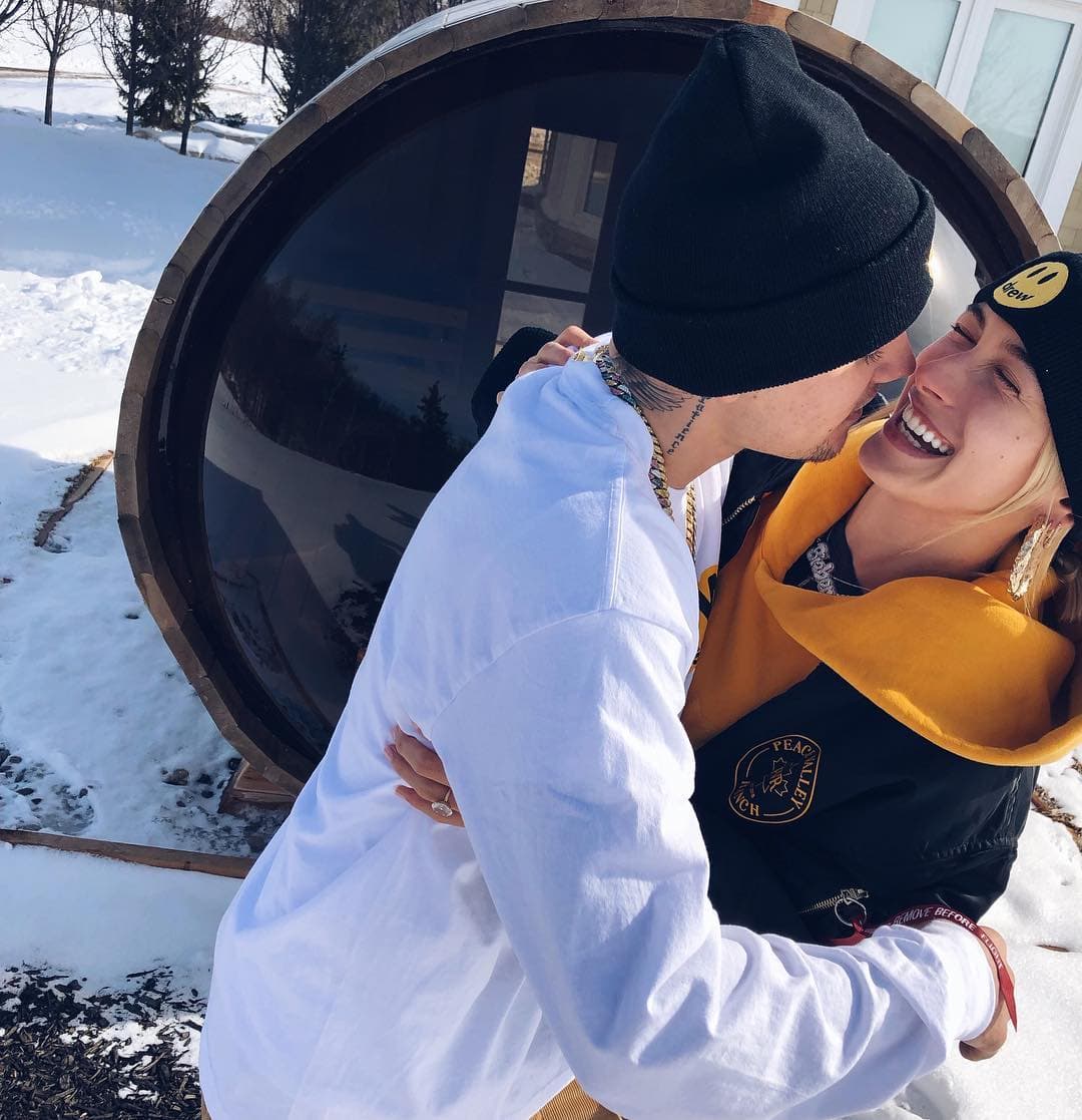 People agregó que el ganador del GRAMMY, Daniel Caesar, se presentaría durante la noche.