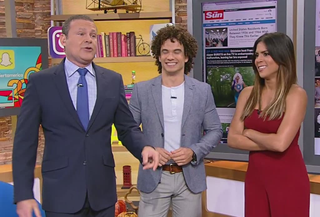 Francisca no podía creer lo que estaba sucediendo, afortunadamente llevaba 'bra' debajo del traje.