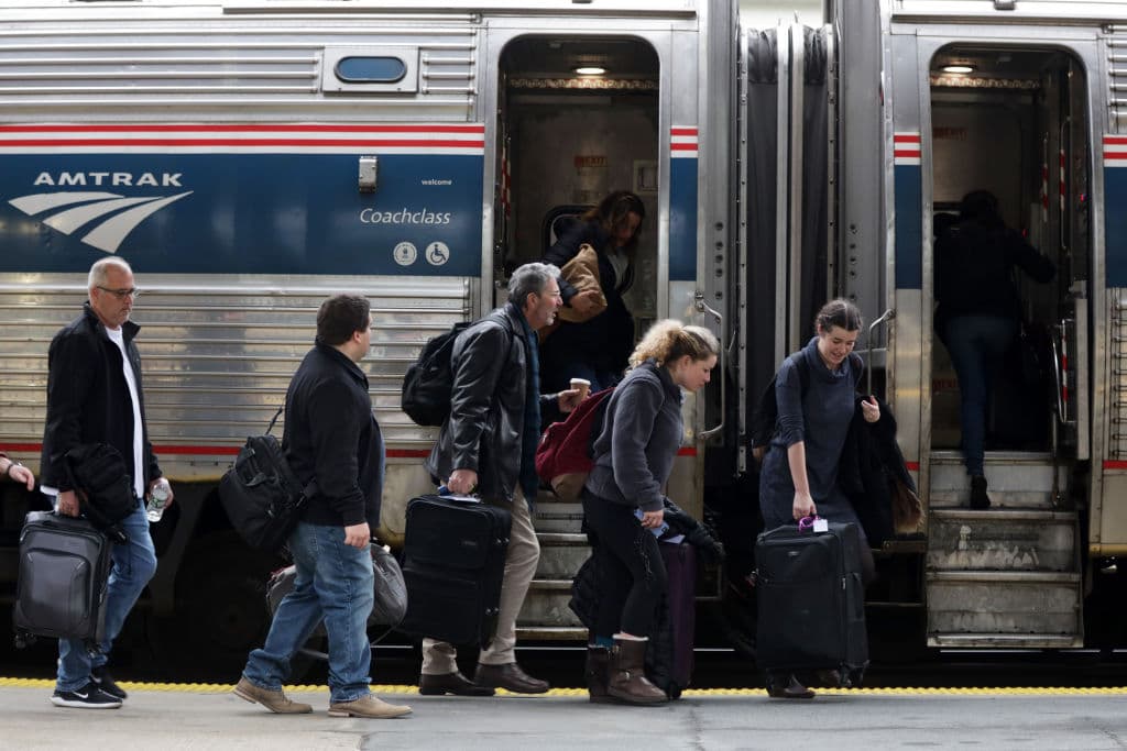 <b>Amtrak. </b>Por su parte, Amtrak, la red estatal interurbana de trenes de pasajeros, anunció que otorgará 
<a href="https://www.washingtonpost.com/transportation/2021/02/03/amtrak-coronavirus-vaccine/" target="_blank">una bonificación de dos horas extras</a> a los trabajadores que presenten un comprobante de vacunación. Además, si se vacunan en horas laborales, esas horas perdidas no serán tomadas en cuenta. "Creemos que la vacuna ofrece la mejor manera de mantener seguros a nuestros empleados y contribuir al bienestar de las comunidades locales", dijo la compañía en un comunicado.