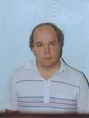 <h3 class="cms-H3-H3">Kent Douglas Eaton </h3>
<br>
<br>Eaton, oriundo de Rochester, Nueva York, es acusado de 
<a href="https://www.fbi.gov/wanted/cac/kent-douglas-eaton" target="_blank">participar en el abuso sexual de un menor y creación de pornografía infantil</a>, aproximadamente desde junio hasta septiembre 1985. 
<br>
<br>La agencia cree que Eaton abusó sexualmente de varios niños en el condado de Santa Cruz, California atrayendo a las víctimas masculinas a su residencia para realizar actos lascivos y fotografiarlos durante estos actos. 
<br>
<br>Eaton fue acusado formalmente el 22 de junio de 1987 de cuatro cargos de acciones lascivas con un niño, tres cargos de copulación oral con un niño, fotografiar a un menor involucrado en una conducta sexual y persuadir a un menor de modelar para fotografías sexualmente explícitas.
<br>
<br>Tras ser arrestado y liberado bajo fianza se declaró culpable de los cargos, aunque el 10 de noviembre de 1987 no se presentó a la sentencia y el mismo día se emitió una orden de arresto estatal. 
<br>
<br>Poco más de dos meses después se estableció una orden de arresto federal. 
<br>
<br>La agencia, la cual advierte que Eaton puede tener tendencias suicidas, cree que tenga y mantenga sitios web registrados en los Países Bajos con el propósito de buscar hombres jóvenes menores de edad discapacitados, deprimidos mentalmente o en riesgo económico/social. 
<br>
<br>