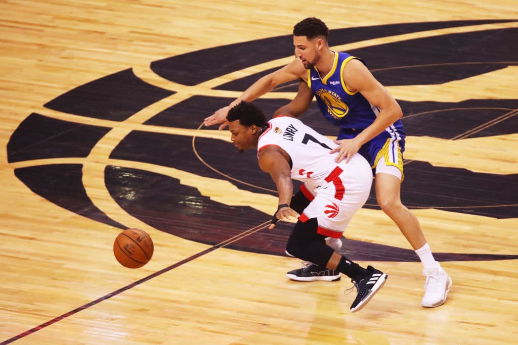 Kyle Lowry tuvo un comienzo de partido lento en ofensiva pero muy avispado en defensa, aquí robándole el balón a Klay Thompson.