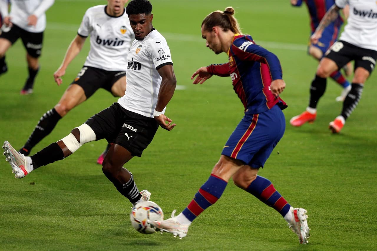 Barcelona derrota al Valencia 3-2 durante la Jornada 34 de LaLiga. Gabriel Bautista abrió el marcador para los locales, pero Lionel Messi con doblete, seguido de Antoine Griezmann, pusieron arriba a los culés, sin embargo ya al filo del partido, Carlos Soler anotó el segundo tanto para los 'ches'.