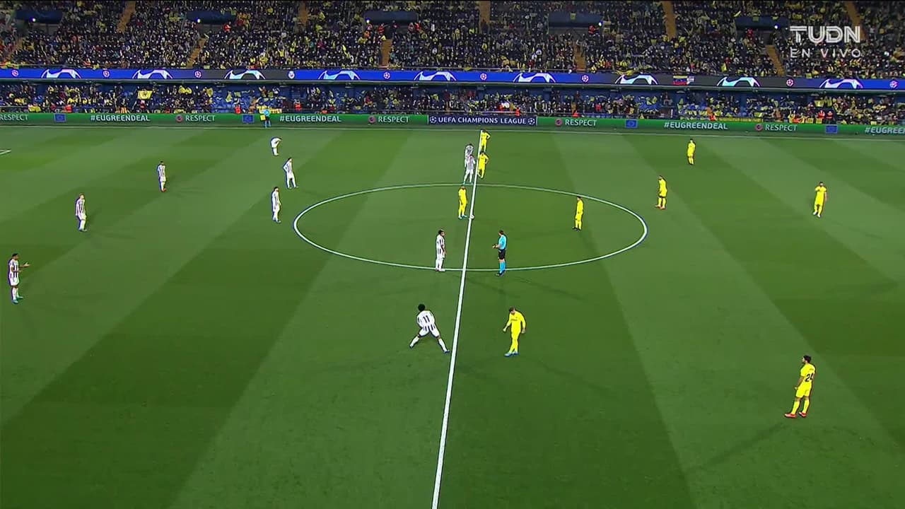 Arranca el partido y la pelota está en juego.