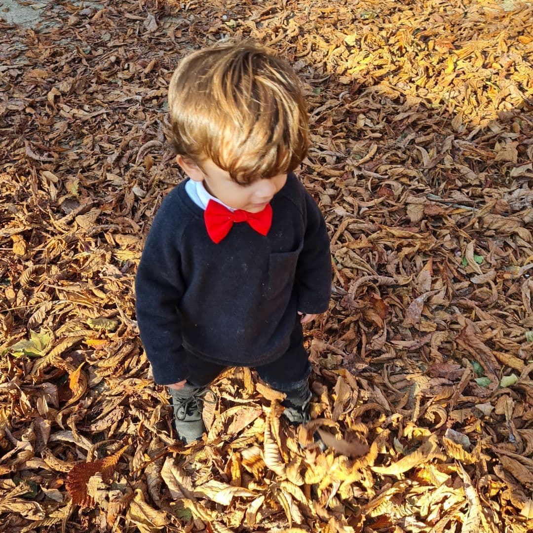 En otoño de 2021, el bebé de la intérprete lució un elegante ‘outfit’ al que le añadió un pequeño moño rojo, suéter y botas negras.