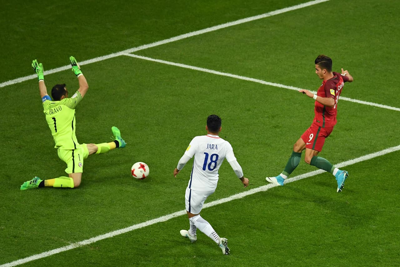 Portugal respondió con un centro de Cristiano Ronaldo a André Silva que tapó de gran forma el arquero Claudio Bravo.