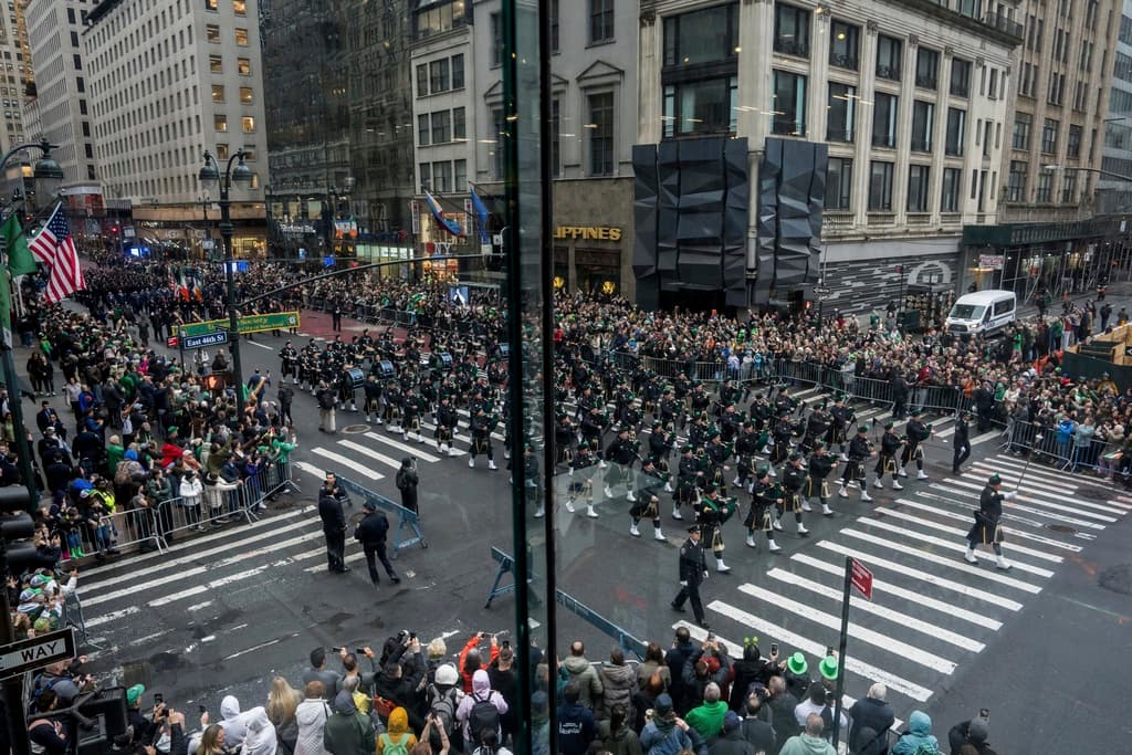 La celebración, que data desde 1762, congregó aproximadamente a 2 millones de espectadores que presenciaron el paso de 150,000 participantes entre bandas de gaitas, grupos de danza y carrozas decorativas que recorrieron el corazón de Midtown Manhattan.