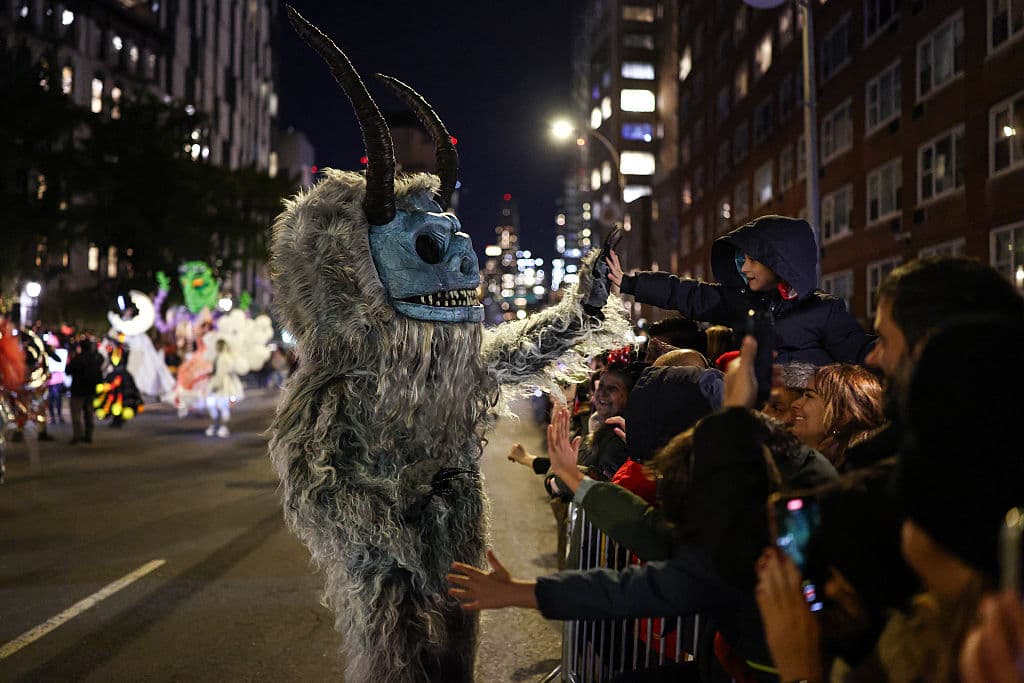 Las autoridades cerraron Sixth Avenue entre Canal y 16th Street, y el Departamento de Policía de Nueva York recomendó el uso de transporte público.