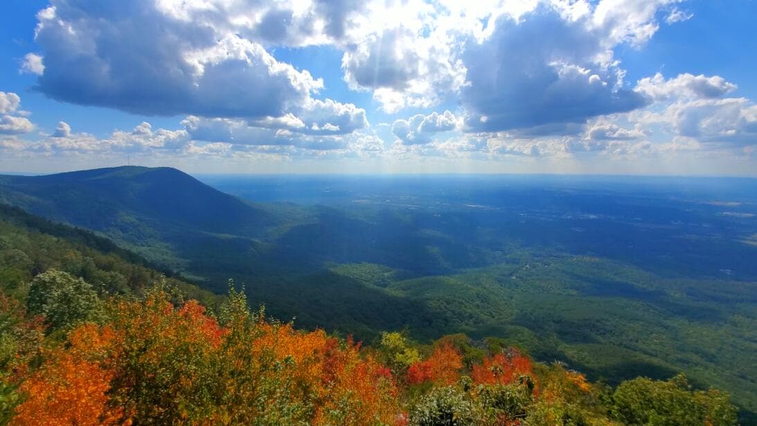 El parque de 4,058 acres se encuentra en el extremo suroeste de las montañas Cohutta, cerca de Cohutta Wilderness.