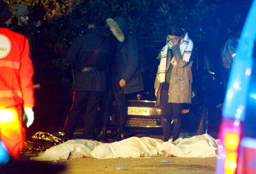 En el local se había sobrepasado el aforo y la avalancha se produjo cuando el público intentó huir por las salidas de emergencia al percibir un fuerte olor a ácido, supuestamente de un espray de pimienta que alguien había rociado. Al año siguiente detuvieron a 7 personas como sospechosas del lanzamiento del gas.