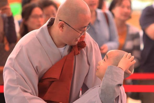 Uno de los niños se mostró sorprendido al tocar su cabeza completamente rapada.