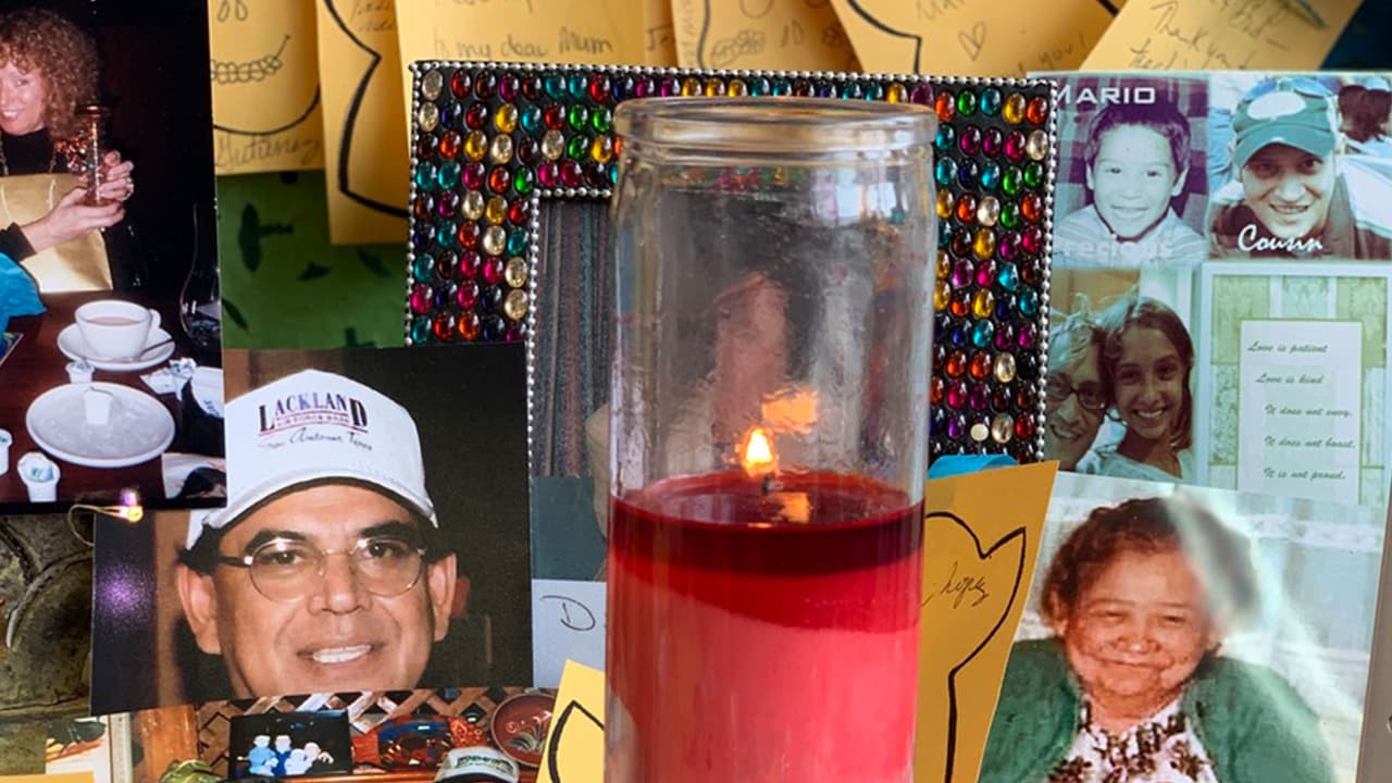 Las veladoras son tradicionales en la representación de un altar porque es considerada una luz que guía a los muertos hacia esta celebración.