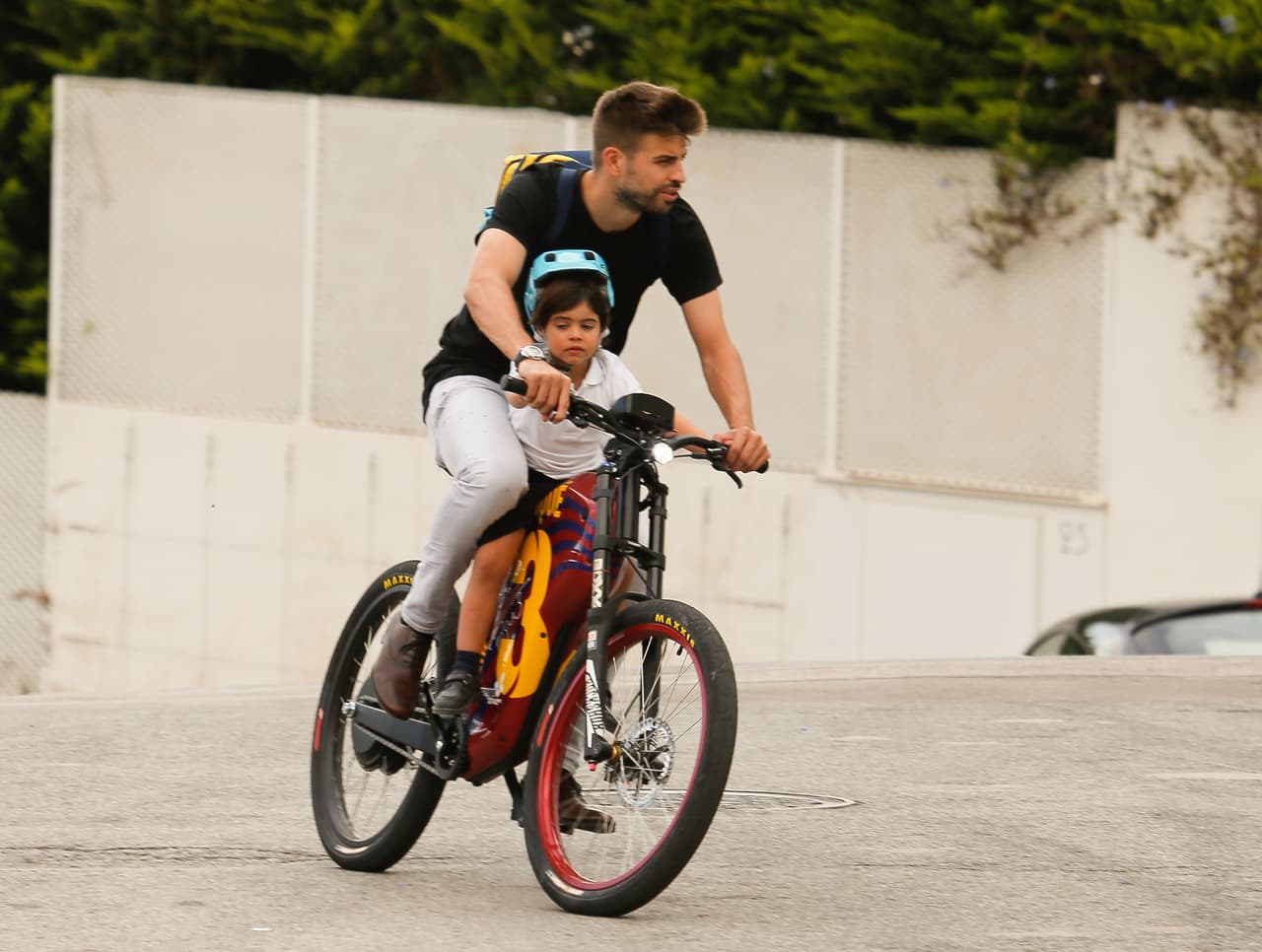 Photo © 2016 Quimi Ortiz/The Grosby Group EXCLUSIVE Barcelona, Sept 22, 2016 Soccer star, Gerard Pique arrives home driving a Barcelona FC customized bicycle after picking up his son Milan from school.