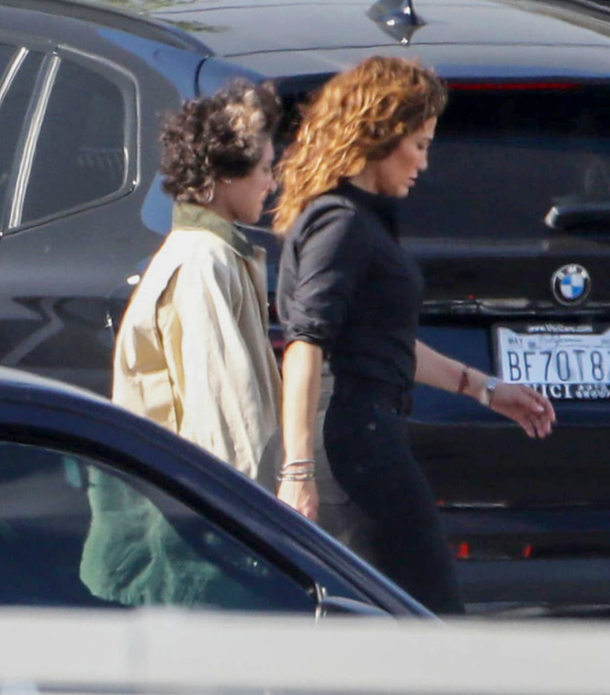 JLo vestía una blusa negra y la adolescente traía una chaqueta 'oversize' beige.
<br>