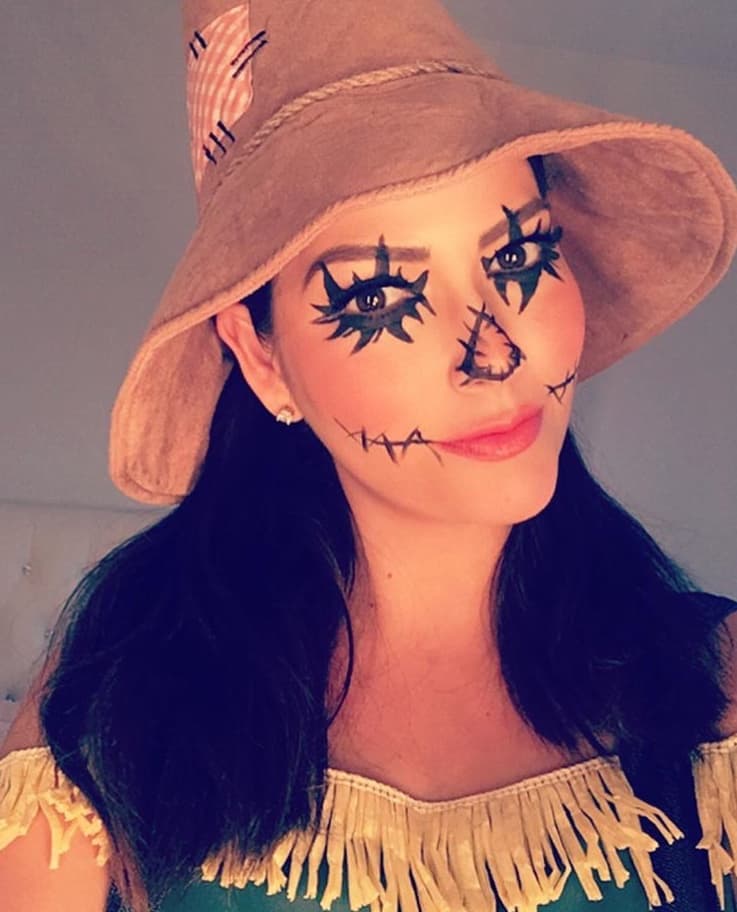 Esta bella 'espantapajaros' salió a asustar a todos, aunque no sabemos si lo logró.