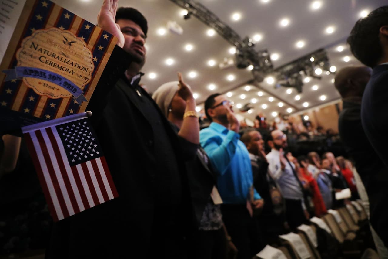 <a href="https://www.univision.com/noticias/inmigracion/puedo-presentar-el-examen-de-ciudadania-en-espanol">El examen de ciudadanía tiene 100 preguntas</a>. De esas 100 preguntatas, le harán 10 durante la entrevista y deberá contestar bien al menos 6.