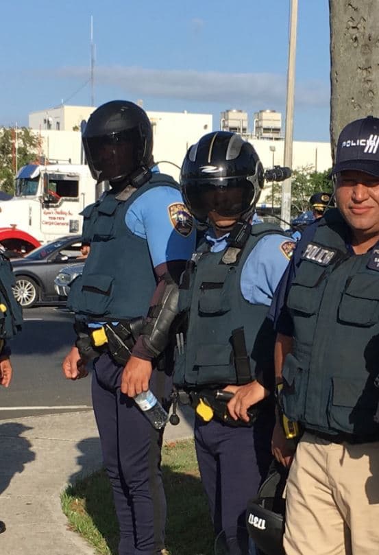 Algunos policías tiene cámaras de video en sus cascos
