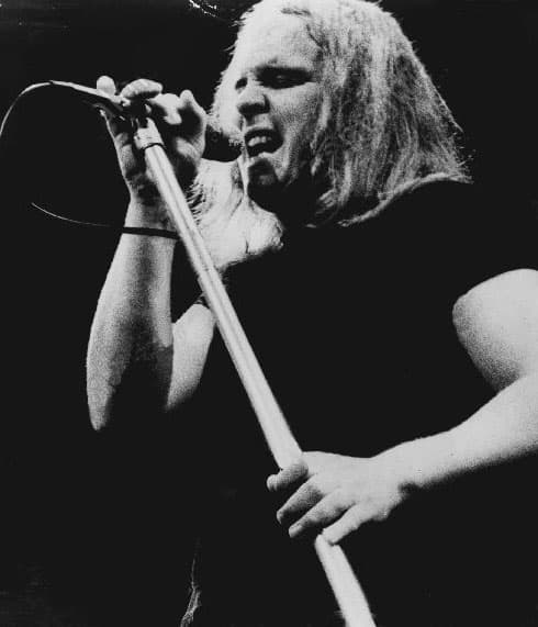 Ronnie Van Zant, fundador de la banda de rock Lynyrd Skynyrd, murió el 20 de octubre de 1977 a bordo de un Convair CV-300 que llevaba a la banda entre Greenville, South Carolina, a Baton Rouge, Louisiana. La aeronave se estrelló contra un avión, después de que el piloto les avisó a los pasajeros que iban a estrellarse y que se sujetaran con fuerza para tratar de salvarse. Van Zant murió por múltiples golpes en la cabeza. 
<br>