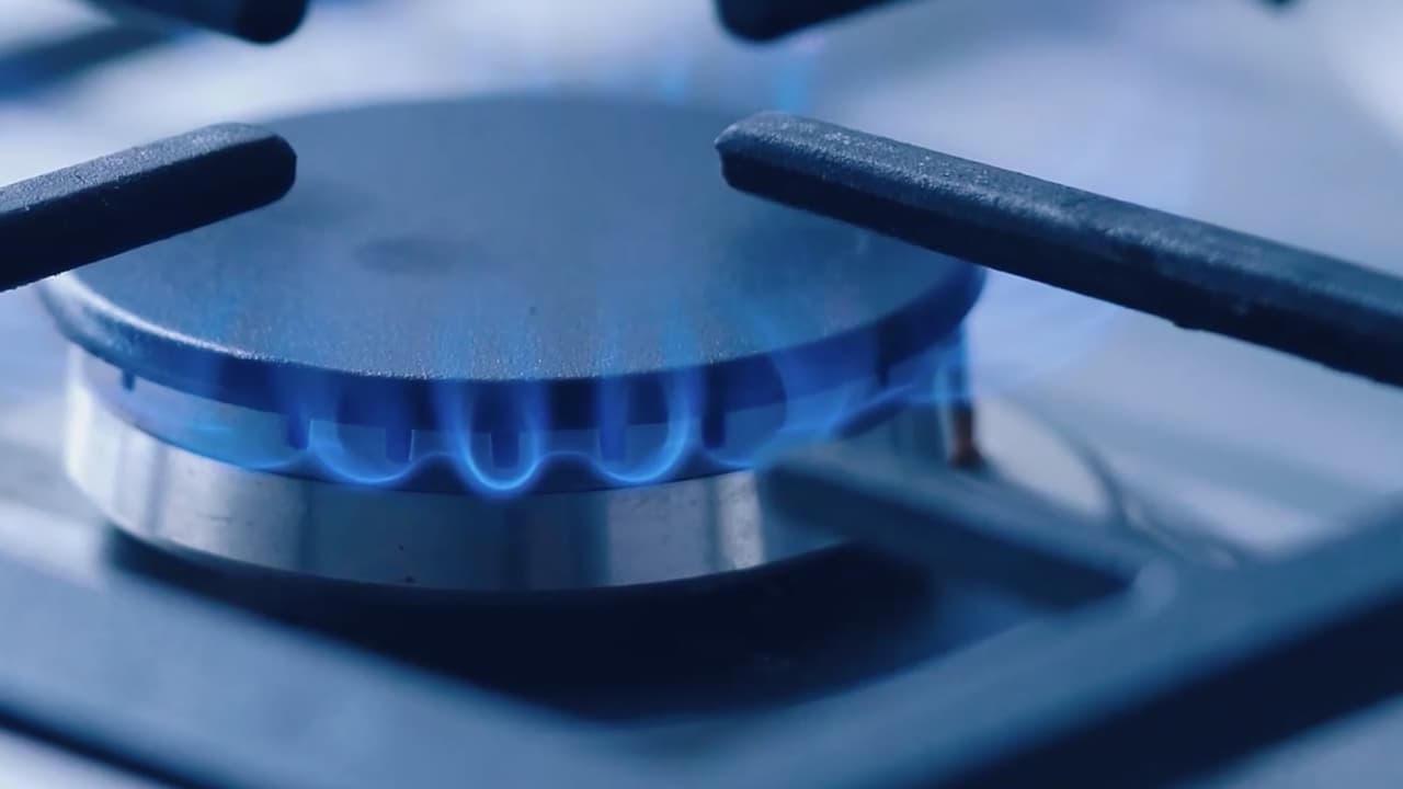 Mantén todos los materiales combustibles al menos a tres pies del calentador. Proporcione ventilación para prevenir el envenenamiento por monóxido de carbono. No intenes calentar el hogar con la estufa o el horno.